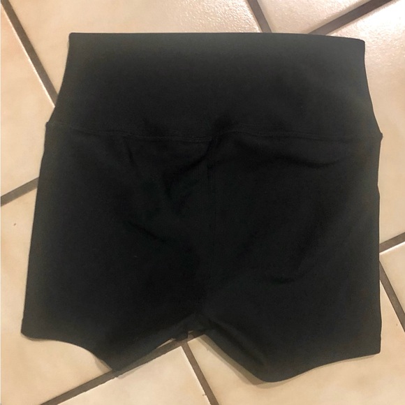 Workout outfit xs ALO spandex shorts and xs mossimo  cotton tank top - Picture 3 of 9